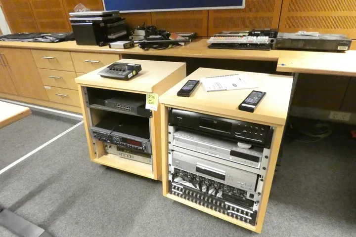 2 x 19-Rackschrank Holz inkl. Inhalt